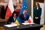 Szef Krajowej Administracji Skarbowej Marcin Łoboda oraz pełniąca obowiązki Szefa Państwowej Służby Podatkowej Ukrainy - Lesya Karnaukh podpisują porozumienie o współpracy (Memorandum of Understanding). 