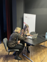 pracownik US siedzący przy komputerze wraz z podatnikiem