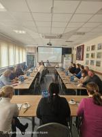 Sala szkoleniowa pełna ludzi.