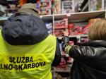 Funkcjonariusze SCS i Policji przy półkach z zabawkami