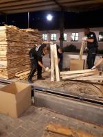 Papierosy ukryte w specjalnie wydrążonych deskach