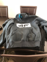 Na zdjęciu: przekazane bluzy