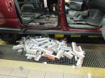 paczki papierosów znalezione w podłodze pojazdu 