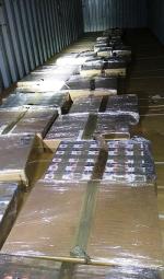 pudła z papierosami w środku kontenera