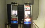 dwa automaty do gier na tle szarej ściany