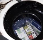 Paczki z papierosami w zbiorniku paliwa.