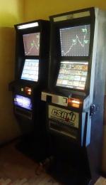 Dwa automaty do gier hazardowych