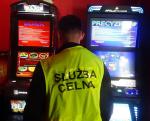 Funkcjonariusz stojący przy automatach do gier hazardowych