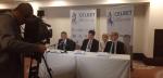 Konferencja prasowa - do mikrofonu mówi Marian Banaś Szef KAS, obok siedzi dwóch przedstawicieli kierownictwa grupy CELBET.
